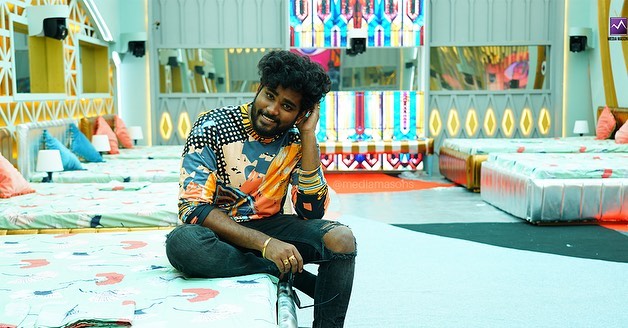 பிக்பாஸ் வீட்டுக்குள் முதல் ஆளாக நுழைந்த சூப்பர் சிங்கர் பிரபலம்.! வீடியோ ஆதாரத்துடன் இதோ.! 5