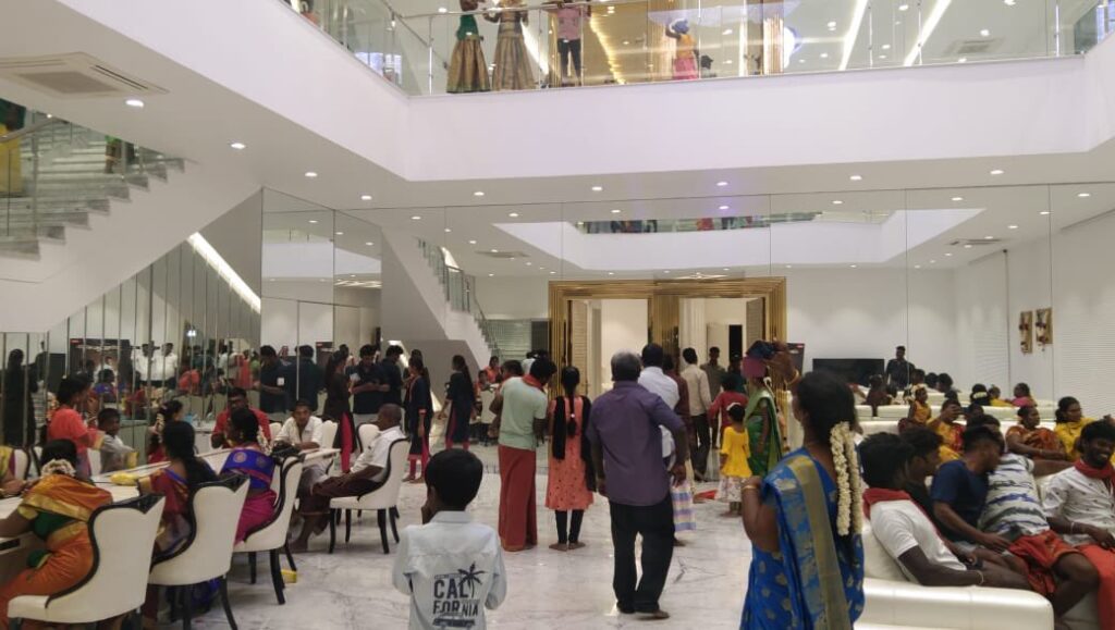 அரண்மனை போன்ற வீட்டில் 24 மணி நேரமும் அன்னதானம் வழங்கிய லெஜெண்ட் அண்ணாச்சி.! 5