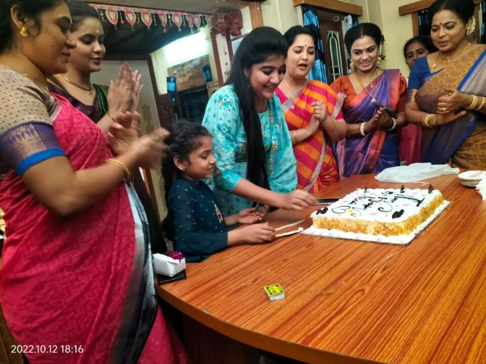கயல் சீரியலில் இருந்து திடீரென விலகிய நடிகை.! கேக் வெட்டி வழியனுப்பிய டீம்.! வெளியான அழகிய புகைப்படங்கள் 3