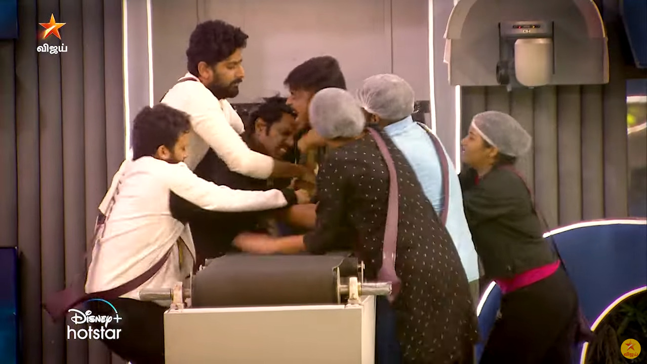 வினையாக மாறிய விளையாட்டு.! கைகலப்பாக மாறிய டாஸ்க்.! பிக்பாஸ்ஸில் கடுமையான சண்டை.! 3