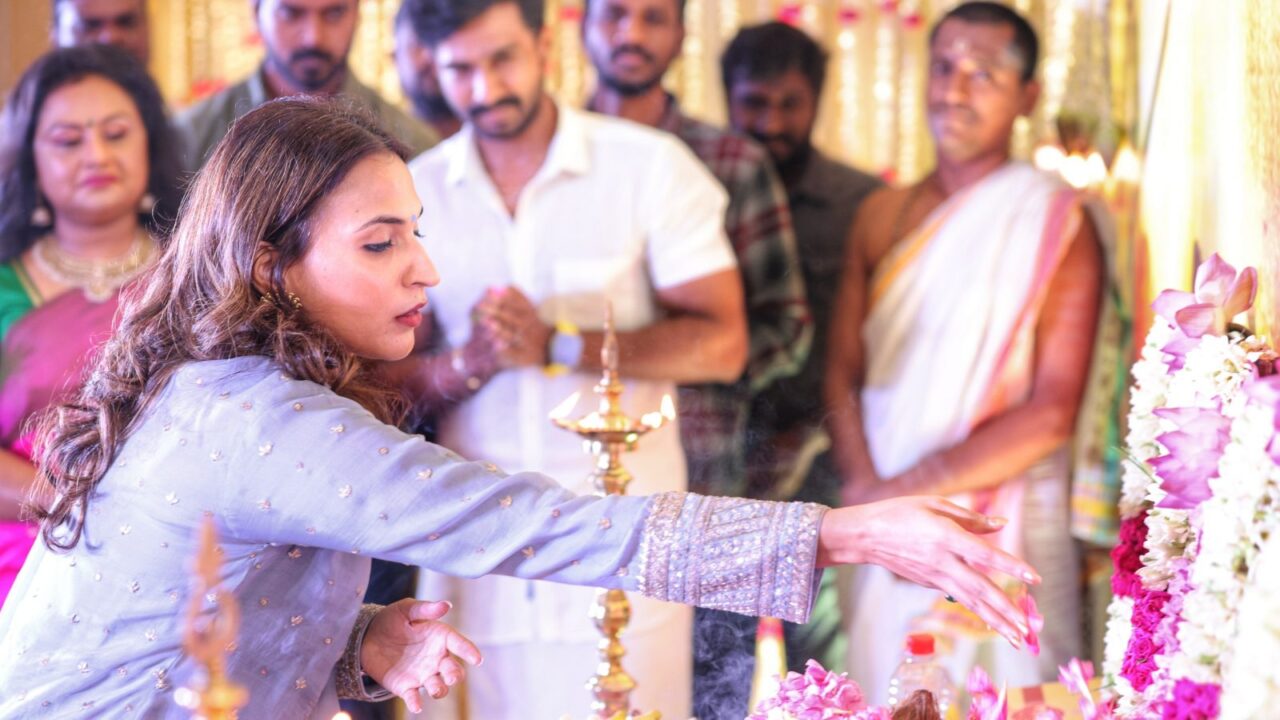 ஐஸ்வர்யா இயக்கும் புது படம்.! கெஸ்ட் ரோலில் நடிக்கும் ரஜினி.! எளிமையாக நடந்த பட பூஜை.! 11