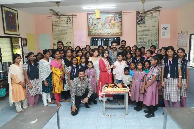 ஆதரவற்ற ஏழை குழந்தைகளுடன் 45வது பிறந்த நாளை கேக் வெட்டி கொண்டாடிய அருண் விஜய்.! 3