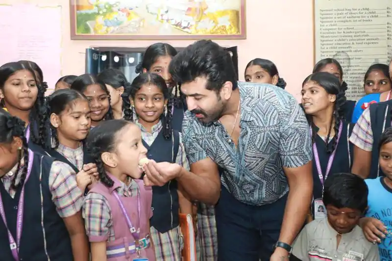 ஆதரவற்ற ஏழை குழந்தைகளுடன் 45வது பிறந்த நாளை கேக் வெட்டி கொண்டாடிய அருண் விஜய்.! 5