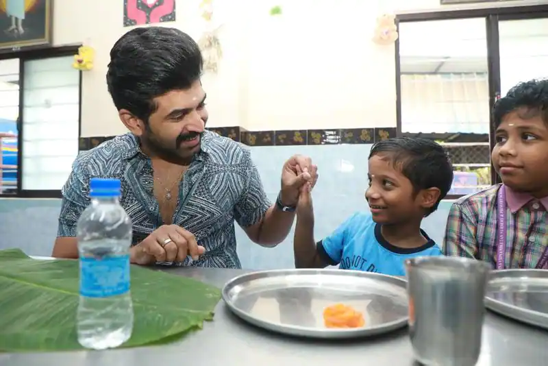 ஆதரவற்ற ஏழை குழந்தைகளுடன் 45வது பிறந்த நாளை கேக் வெட்டி கொண்டாடிய அருண் விஜய்.! 7