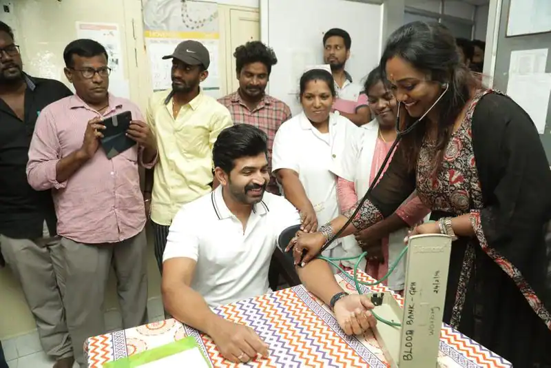ஆதரவற்ற ஏழை குழந்தைகளுடன் 45வது பிறந்த நாளை கேக் வெட்டி கொண்டாடிய அருண் விஜய்.! 9