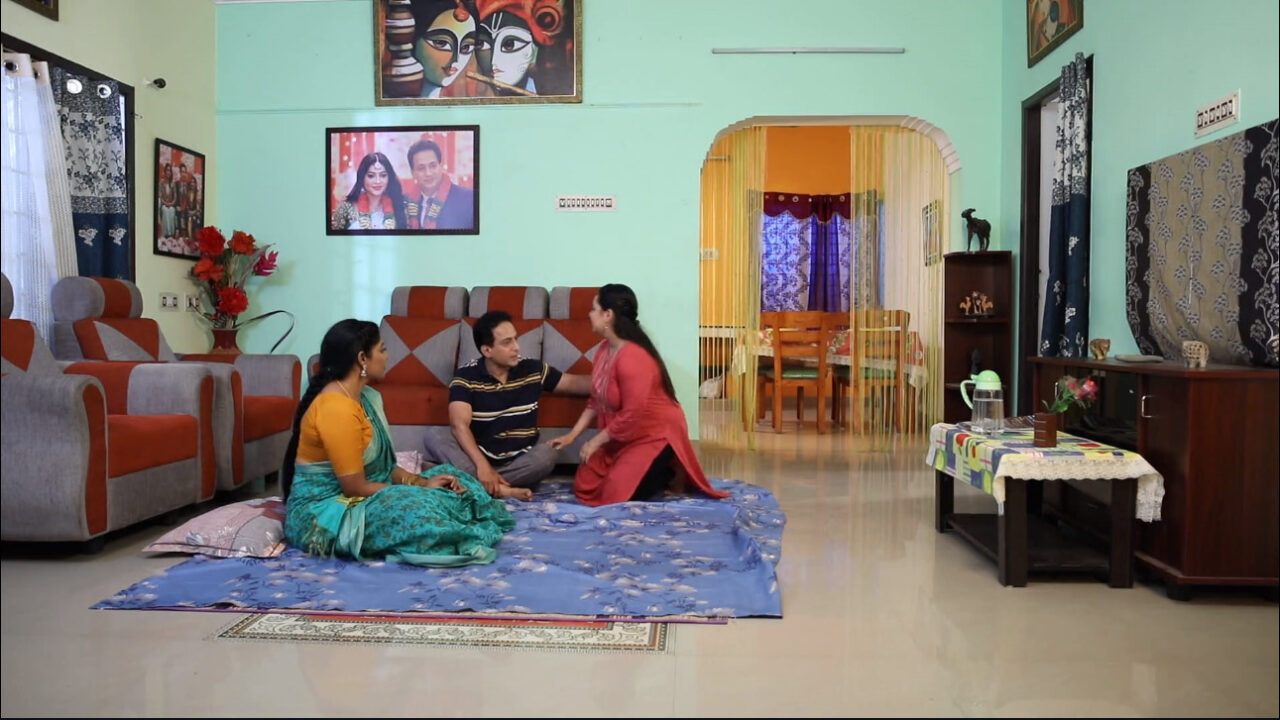 இனியா நீ ரூம்ல பெட்ல தூங்கு, நான் ஹால்ல படுத்துகிறேன்.! ராதிகா காட்டிய பெருந்தன்மை.! 3