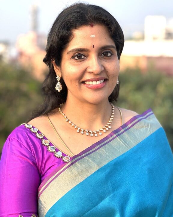பொன்னியின் செல்வன் பாடலை அப்படியே பாடிய சூர்யாவின் தங்கை பிருந்தா சிவகுமார்.! 3