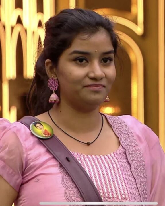 12000க்கு செருப்பு வாங்குற அளவுக்கு பணக்காரி.! தனம் பற்றிய உண்மைகளை போட்டு உடைத்த நண்பர்கள்.! 3