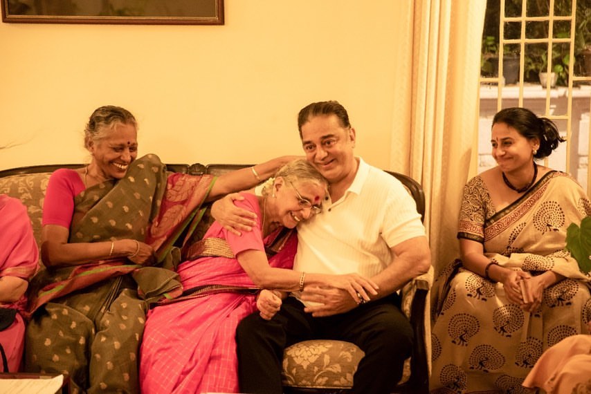 குடும்பத்துடன் பிறந்தநாளை சிறப்பாக கொண்டாடிய கமல்.! வெளியான அழகிய புகைப்படங்கள்.! 11