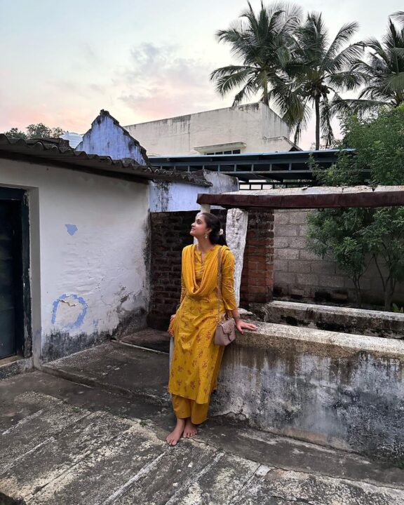 அம்மா, பாட்டியுடன் பூர்வீக கிராமத்தில் முன்னோர்கள் வாழ்ந்த வீட்டிற்கு விசிட் அடித்த கீர்த்தி சுரேஷ்.! 3