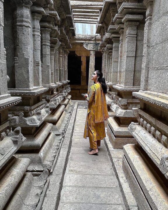 அம்மா, பாட்டியுடன் பூர்வீக கிராமத்தில் முன்னோர்கள் வாழ்ந்த வீட்டிற்கு விசிட் அடித்த கீர்த்தி சுரேஷ்.! 5