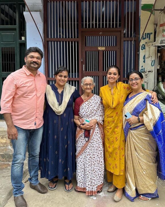 அம்மா, பாட்டியுடன் பூர்வீக கிராமத்தில் முன்னோர்கள் வாழ்ந்த வீட்டிற்கு விசிட் அடித்த கீர்த்தி சுரேஷ்.! 9