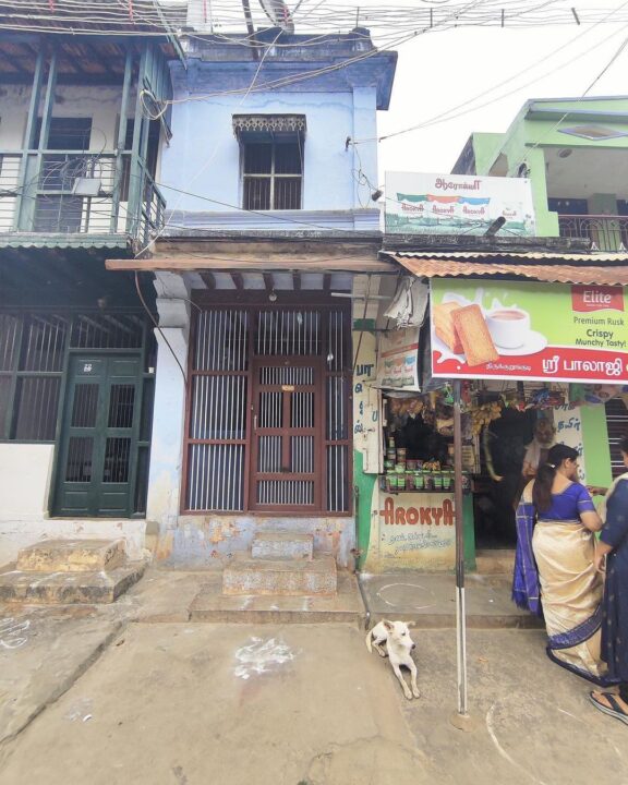 அம்மா, பாட்டியுடன் பூர்வீக கிராமத்தில் முன்னோர்கள் வாழ்ந்த வீட்டிற்கு விசிட் அடித்த கீர்த்தி சுரேஷ்.! 11