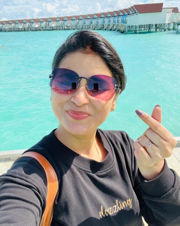 கணவருடன் ஹனிமூன் சென்ற ரித்திகா.! மாலத்தீவில் இருந்து ரித்திகா வெளியிட்ட அழகிய புகைப்படங்கள்.! 5