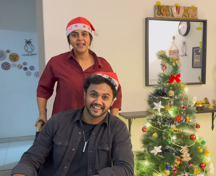 முதல் முறையாக வீட்டில் கிறிஸ்துமஸ் கொண்டாடிய கயல் சைத்ரா.! நண்பர்களுடன் செம்ம அலப்பறை.! 3