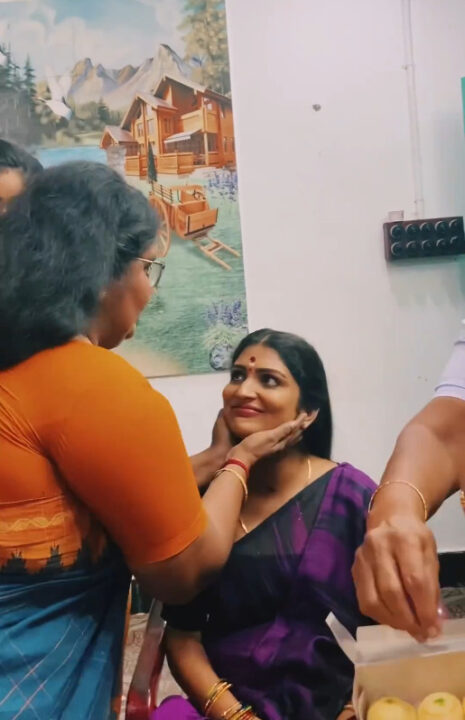 கழட்டிவிட்ட கணவர், கைவிட்ட பெற்றோர்கள்.! திவ்யாவுக்கு வளைகாப்பு நடத்திய நண்பர்கள்.! 3
