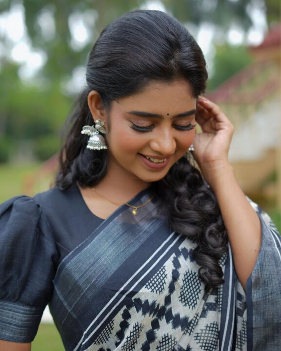 கருப்பு நிற புடவையில் தேவதை போல வந்த ஜனனி.! ஜனனியின் அழகிய புகைப்படங்கள்.! 5