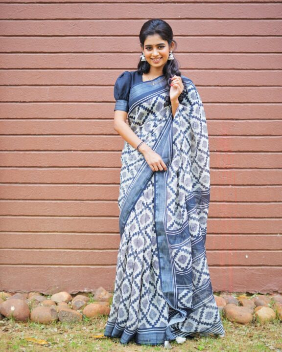 கருப்பு நிற புடவையில் தேவதை போல வந்த ஜனனி.! ஜனனியின் அழகிய புகைப்படங்கள்.! 3