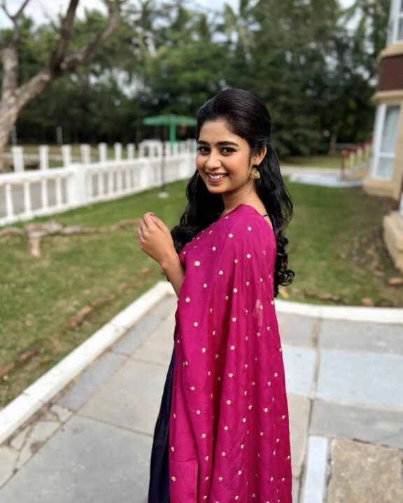 BiggBoss-ல் இருந்து வந்த பின்னர் ஜனனி நடத்திய முதல் போட்டோஷூட்.! குவியும் லைக்குகள்.! 5