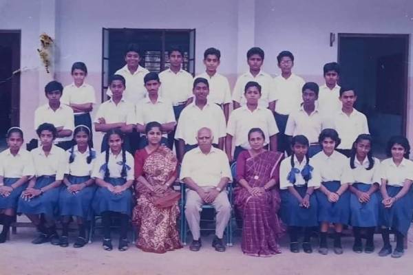 பாப் கட்டிங், பாவடை சட்டையுடன் குட்டி நயன்தாரா.. வைரலாகும் நயனின் பள்ளிக்கூட போட்டோ..! 5