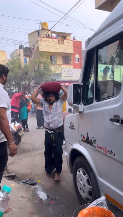 இருமுடி கட்டி சபரிமலைக்கு செல்லும் புகழ்.! நண்பனை வழியனுப்ப கணவருடன் வந்த ரித்திகா.! 3