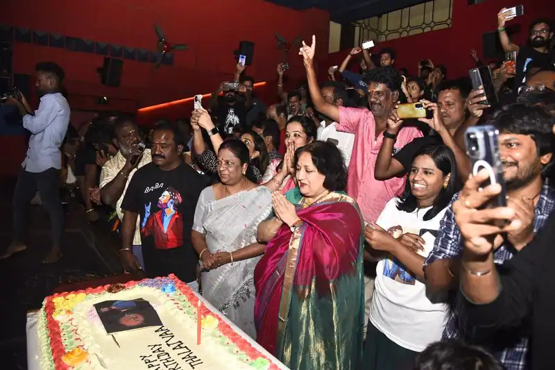 பாபா படத்தை பார்க்க வந்த ஐஸ்வர்யா மற்றும் லதா ரஜினிகாந்த்.! தியேட்டரில் கேக் வெட்டி கொண்டாட்டம் 3