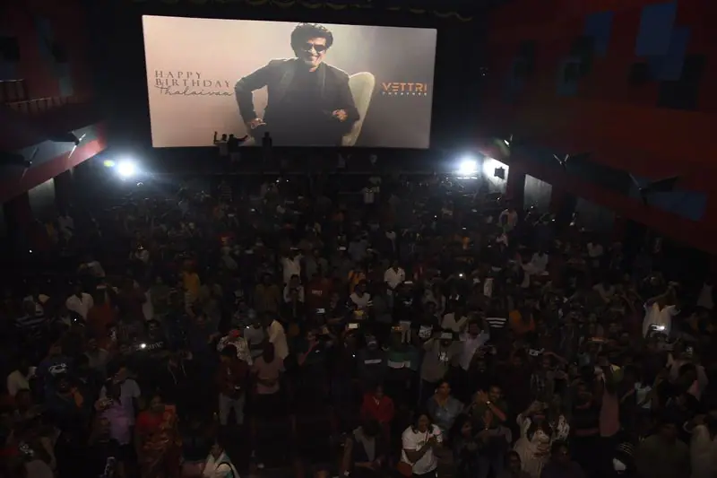 பாபா படத்தை பார்க்க வந்த ஐஸ்வர்யா மற்றும் லதா ரஜினிகாந்த்.! தியேட்டரில் கேக் வெட்டி கொண்டாட்டம் 5