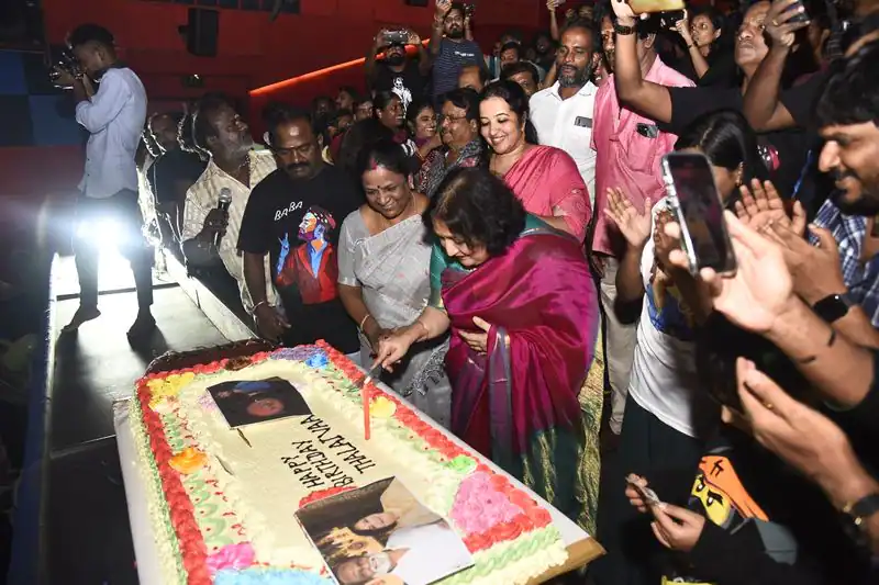 பாபா படத்தை பார்க்க வந்த ஐஸ்வர்யா மற்றும் லதா ரஜினிகாந்த்.! தியேட்டரில் கேக் வெட்டி கொண்டாட்டம் 7