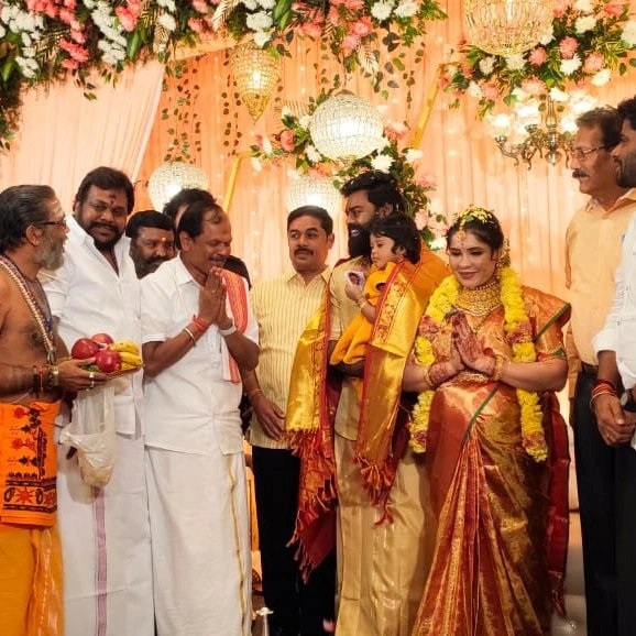 மனைவிக்கு பிரமாண்டமாக வளைகாப்பு நடத்திய ஆர்.கே சுரேஷ்.! நேரில் வாழ்த்திய பிரபலங்கள்.! 7