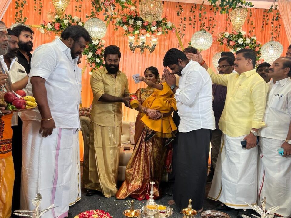 மனைவிக்கு பிரமாண்டமாக வளைகாப்பு நடத்திய ஆர்.கே சுரேஷ்.! நேரில் வாழ்த்திய பிரபலங்கள்.! 5