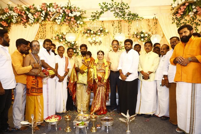 மனைவிக்கு பிரமாண்டமாக வளைகாப்பு நடத்திய ஆர்.கே சுரேஷ்.! நேரில் வாழ்த்திய பிரபலங்கள்.! 9