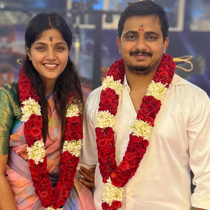 மாலையும் கழுத்துமாக நல்ல செய்தி சொன்ன முத்தழகு சீரியல் நடிகை வைஷாலி.! என்ன விஷயம் தெரியுமா? 3