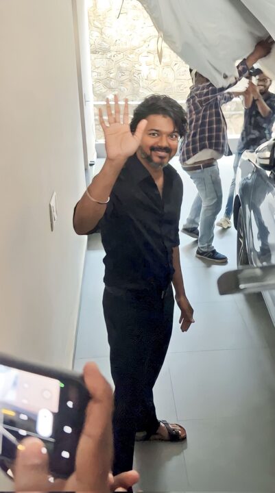 நடக்க முடியாத மாற்று திறனாளி ரசிகரை கைகளில் தூக்கி சென்ற தளபதி.! வைரலாகும் புகைப்படம்.! 5