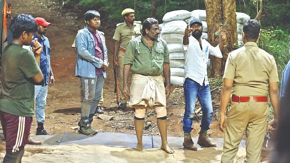 தனுஷ் குரலில் இளையராஜா இசையில் விடுதலை படத்தில் முதல் சிங்கிள் "உன்னோடு நடந்தா" வெளியானது.! 3