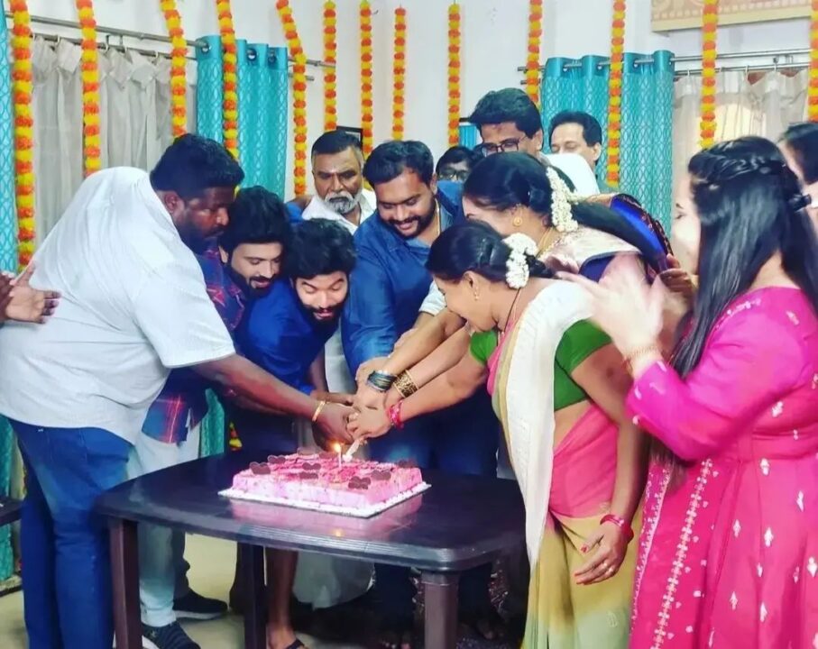 700 எபிசோடுகளை கடந்த பாக்கியலெட்சுமி சீரியல்.! கேக் வெட்டி கொண்டாடிய டீம்..! 9