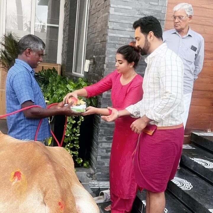 பசுவுக்கு உணவு கொடுத்து மாட்டு பொங்கலை கொண்டாடிய சினேகா பிரசன்னா தம்பதிகள்.! Cute Photos 13