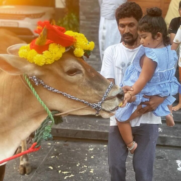பசுவுக்கு உணவு கொடுத்து மாட்டு பொங்கலை கொண்டாடிய சினேகா பிரசன்னா தம்பதிகள்.! Cute Photos 17