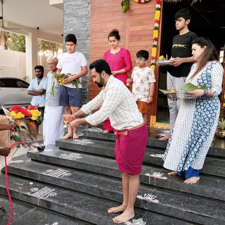 பசுவுக்கு உணவு கொடுத்து மாட்டு பொங்கலை கொண்டாடிய சினேகா பிரசன்னா தம்பதிகள்.! Cute Photos 11