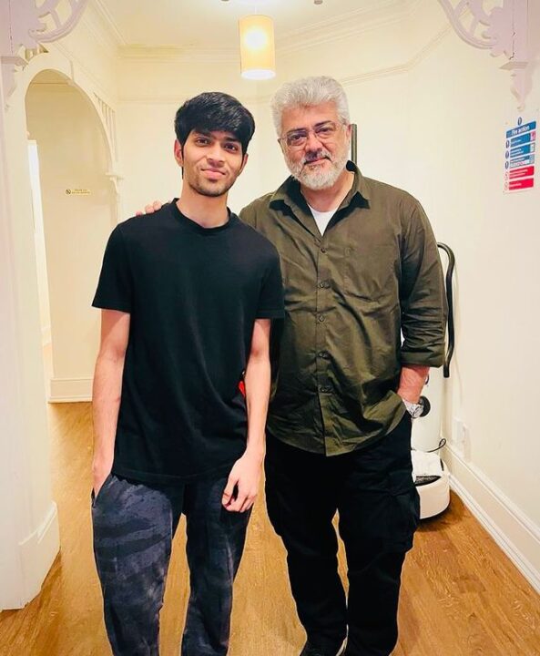 புது கெட்டப்பில் லண்டனுக்கு சென்ற தல.! அஜித்தை பார்த்ததும் துள்ளி குதித்த ரசிகைகள்.! வைரல் வீடியோ.! 3