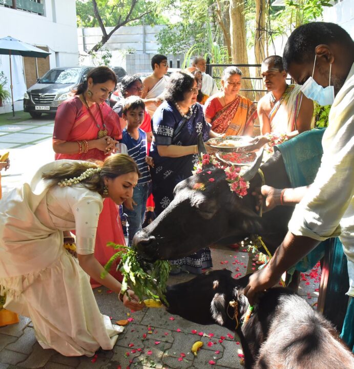தாத்தா எங்களையும், அம்மாவையும் ஆசீர்வாதம் பண்ணுங்க.! ரஜினி காலில் விழுந்து ஆசீர்வாதம் வாங்கிய பேரன்கள்.! 3