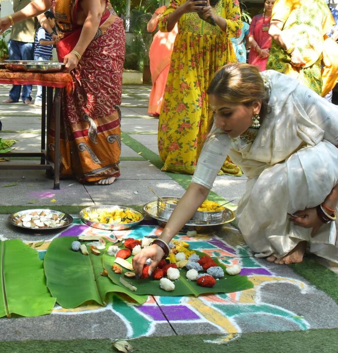 தாத்தா எங்களையும், அம்மாவையும் ஆசீர்வாதம் பண்ணுங்க.! ரஜினி காலில் விழுந்து ஆசீர்வாதம் வாங்கிய பேரன்கள்.! 5