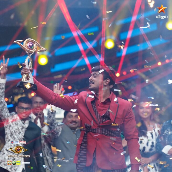 Biggbossல் இருந்து வெளியேறி 2 வாரங்களுக்கு பின்னர் முதல் முறையாக லைவ் வந்த மக்கள் நாயகன் அசீம்.! 3