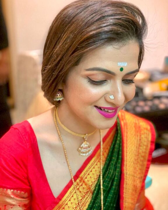 பச்சை பட்டு உடுத்தி, தலை நிறைய மல்லி பூ வைத்து, பொங்கல் வைக்க தேவதை போல வந்த டிடி.! 3
