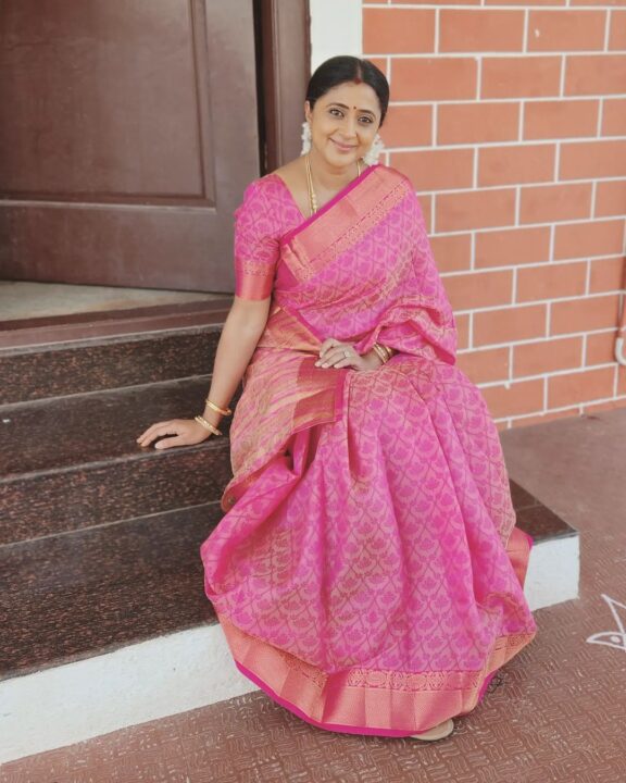 நம்ம எதிர் நீச்சல் கனிகாவா இது? ஜீன்ஸ் பேண்ட், டி-ஷர்ட் போட்டு இந்த குத்தாட்டம் போடுறாங்களே.! 3