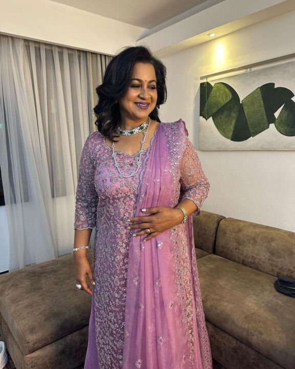 இலங்கையில் திருமண விழாவில் கணவருடன் செம்ம குத்தாட்டம் போட்ட ராதிகா சரத்குமார்..! 3