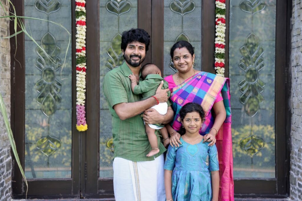 குடும்பத்துடன் பொங்கல் கொண்டாடிய சிவகார்த்திகேயன்.! சிவா வெளியிட்ட அழகிய புகைப்படங்கள்.! 2 குடும்பத்துடன் பொங்கல் கொண்டாடிய சிவகார்த்திகேயன்.! சிவா வெளியிட்ட அழகிய புகைப்படங்கள்.! 1
