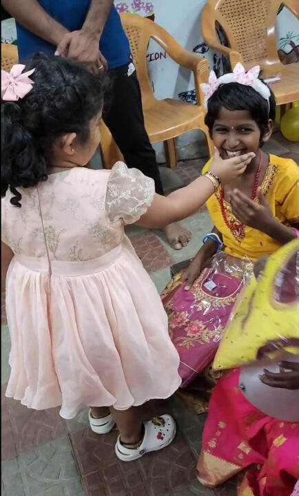 ஆதரவற்ற குழந்தைகளுடன் மகளின் பிறந்த நாளை கொண்டாடிய நடிகை சினேகா.! வீடியோ இதோ..! 5