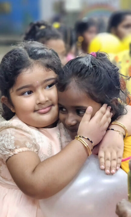 ஆதரவற்ற குழந்தைகளுடன் மகளின் பிறந்த நாளை கொண்டாடிய நடிகை சினேகா.! வீடியோ இதோ..! 9