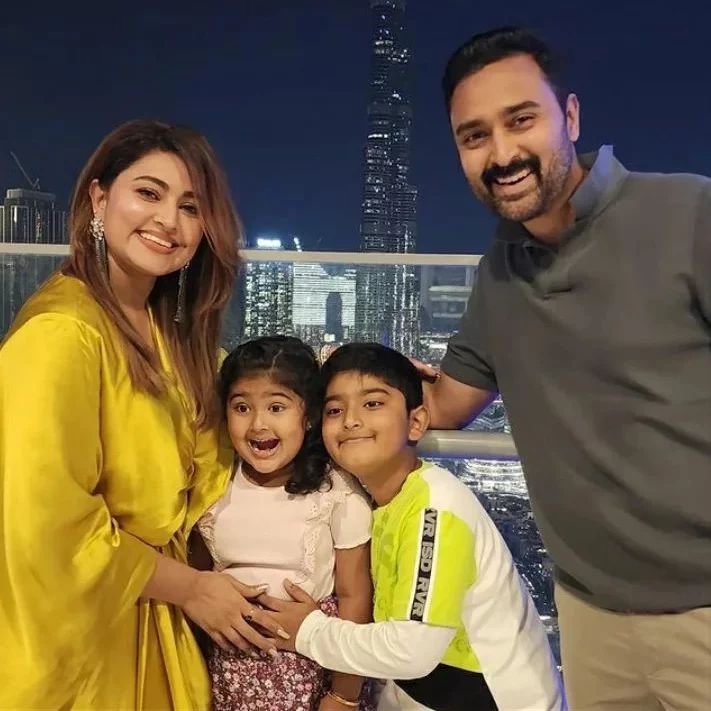 வெளிநாட்டில் கணவர் குழந்தைகளுடன் புத்தாண்டை கொண்டாடும் சினேகா.! அழகிய புகைப்படங்கள்.! 3