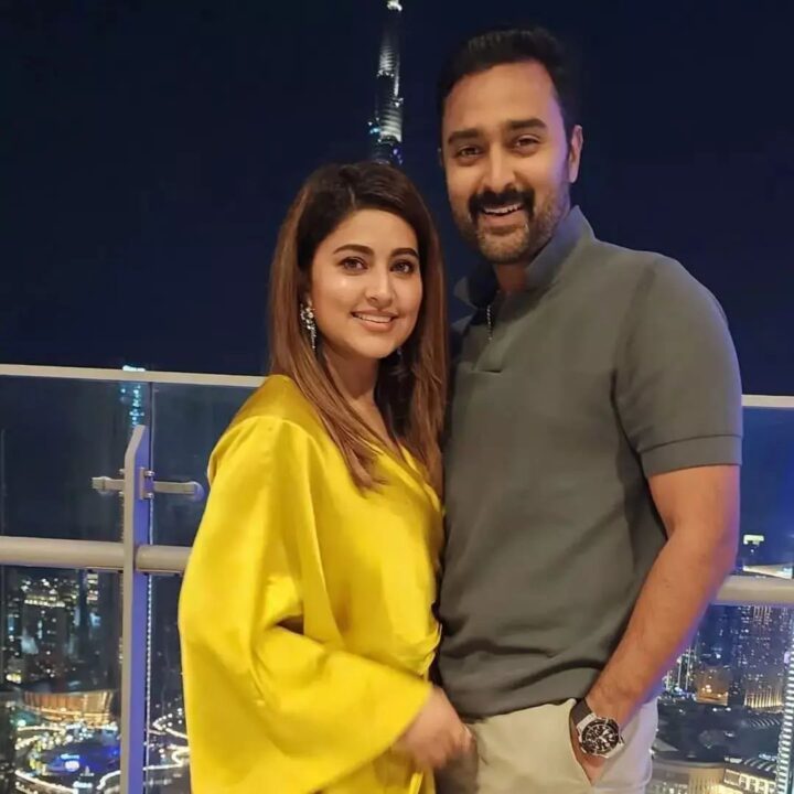 வெளிநாட்டில் கணவர் குழந்தைகளுடன் புத்தாண்டை கொண்டாடும் சினேகா.! அழகிய புகைப்படங்கள்.! 5
